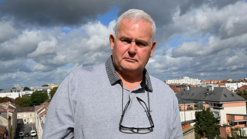 Agression d'un journaliste à Reims : "Justice sera faite, je ne suis pas en colère", témoigne Christian Lantenois avant le procès de ses agresseurs présumés
          L'ancien journaliste de "L'Union" a été violemment agressé, en 2021, dans le quartier Croix-Rouge, alors qu'il couvrait une rixe entre deux bandes rivales.