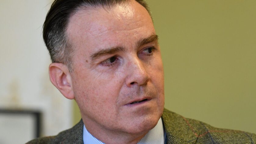 Violences à la fac de droit de Montpellier : le professeur de droit impliqué a été révoqué par le Conseil d'État
          En mars 2018, un commando d'hommes cagoulés s'en était pris à des étudiants lors d'une assemblée générale. Le professeur d'histoire de droit avait déjà été condamné en première instance en mai 2021 avec six autres personnes.